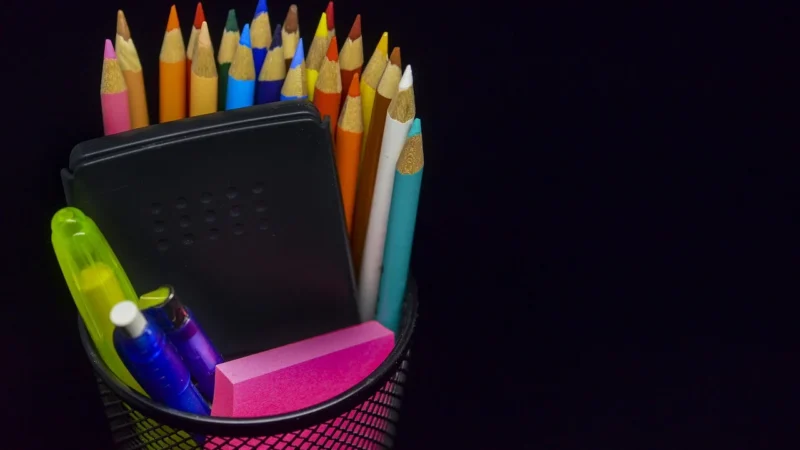 Kredki i kreatywność – nowoczesne wyposażenie dla placówek edukacyjnych