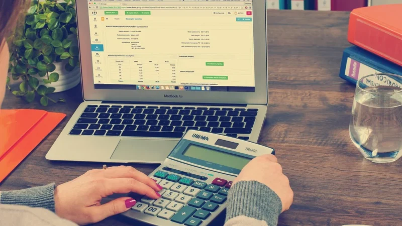 Księgowość online w erze estońskiego CIT – wybieramy najlepsze biuro dla Twojej firmy
